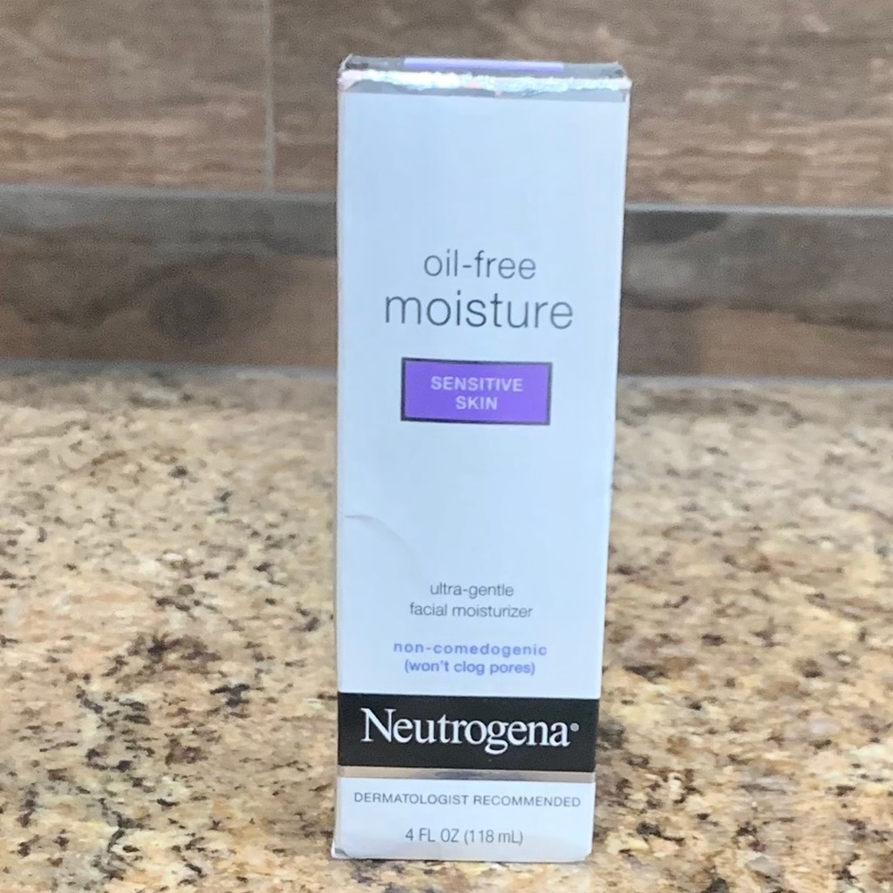 New in the box!!! Neutrogena oil-free Moisture